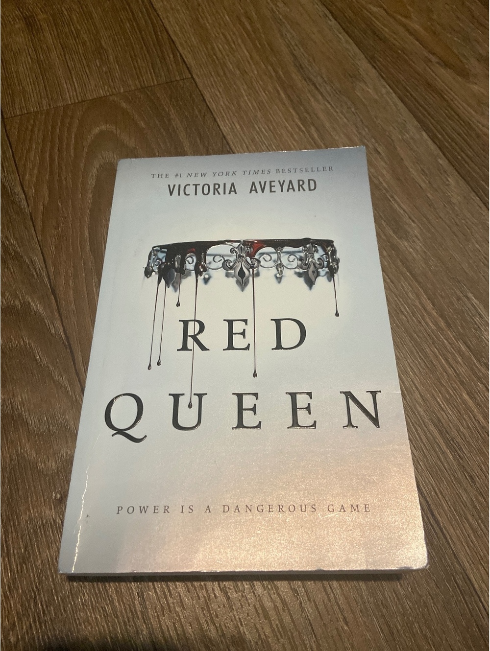 Red Queen by Victoria Aveyard - Paperback Novel